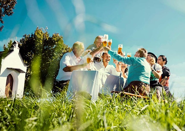 Motiv Gemeinschaft | Meckatzer Weizen Alkoholfrei – Biergenuss aus dem Allgäu | Fotoshooting von Kainz Werbeagentur mit Marcel Mayer