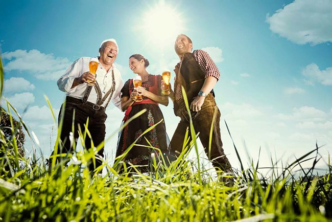 Motiv lachendes Trio | Meckatzer Weizen Alkoholfrei – Biergenuss aus dem Allgäu | Fotoshooting von Kainz Werbeagentur mit Marcel Mayer