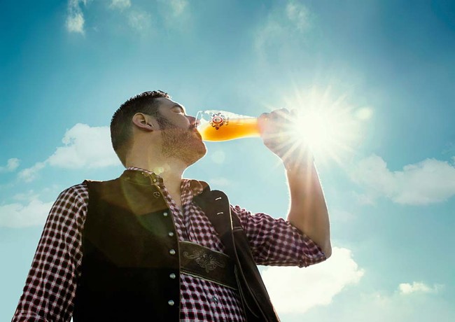 Motiv Hand in Hand | Meckatzer Weizen Alkoholfrei – Biergenuss aus dem Allgäu | Fotoshooting von Kainz Werbeagentur mit Marcel Mayer