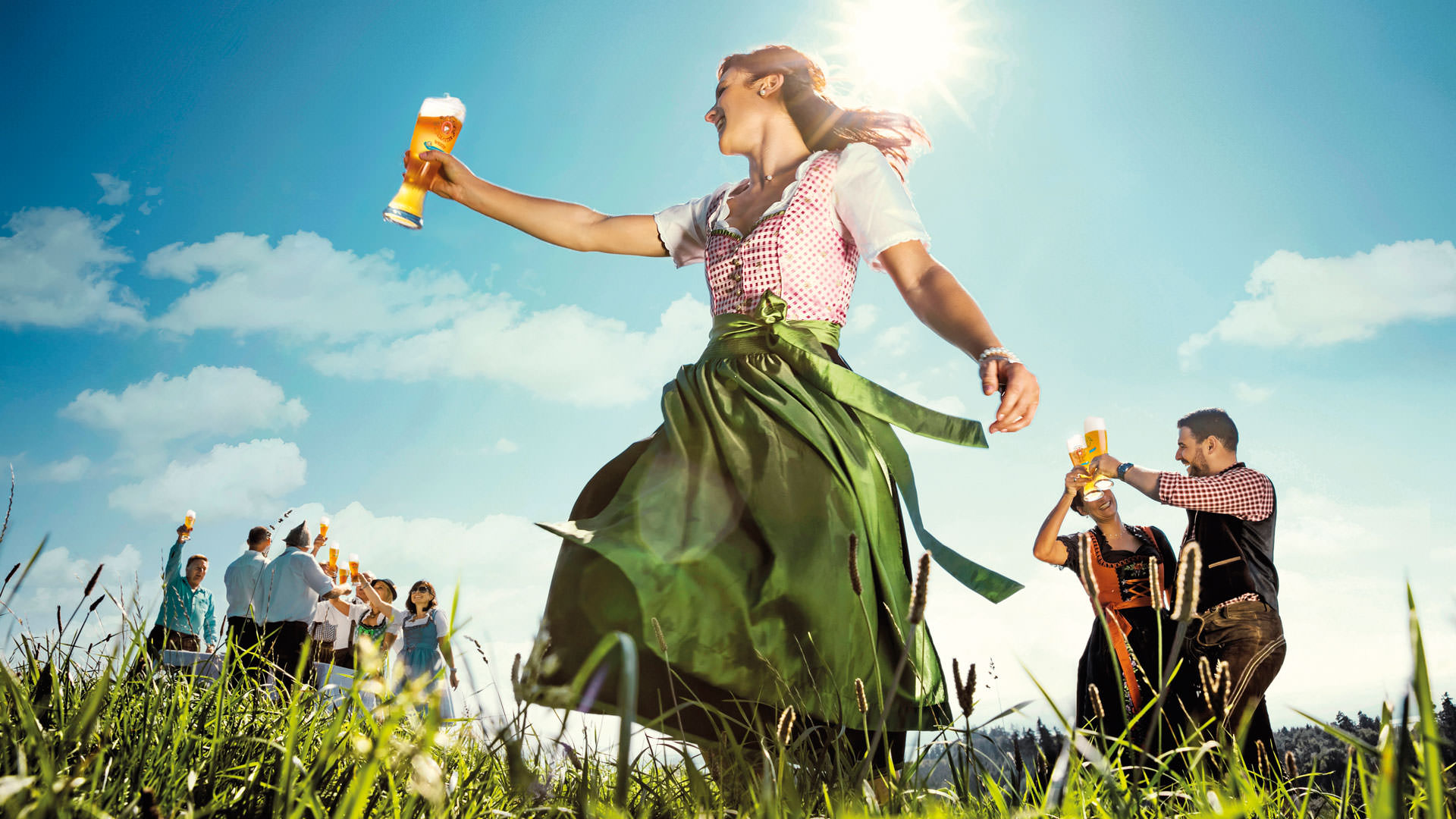 Motiv Dirndl | Meckatzer Weizen Alkoholfrei – Biergenuss aus dem Allgäu | Fotoshooting von Kainz Werbeagentur mit Marcel Mayer