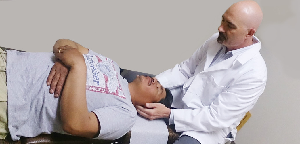 El doctor quiropráctico Trevor Nabholz realizando un ajuste quiropráctico