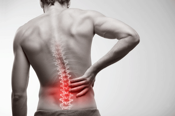 Un hombre con dolor de espalda baja