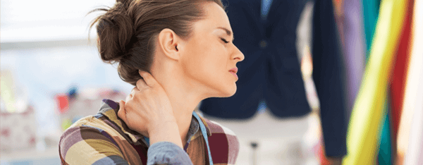 Chica que muestra molestias de dolor de cuello