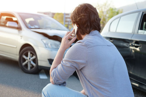 Un Hombre en el teléfono con su abogado después de un accidente automovilístico en Seattle