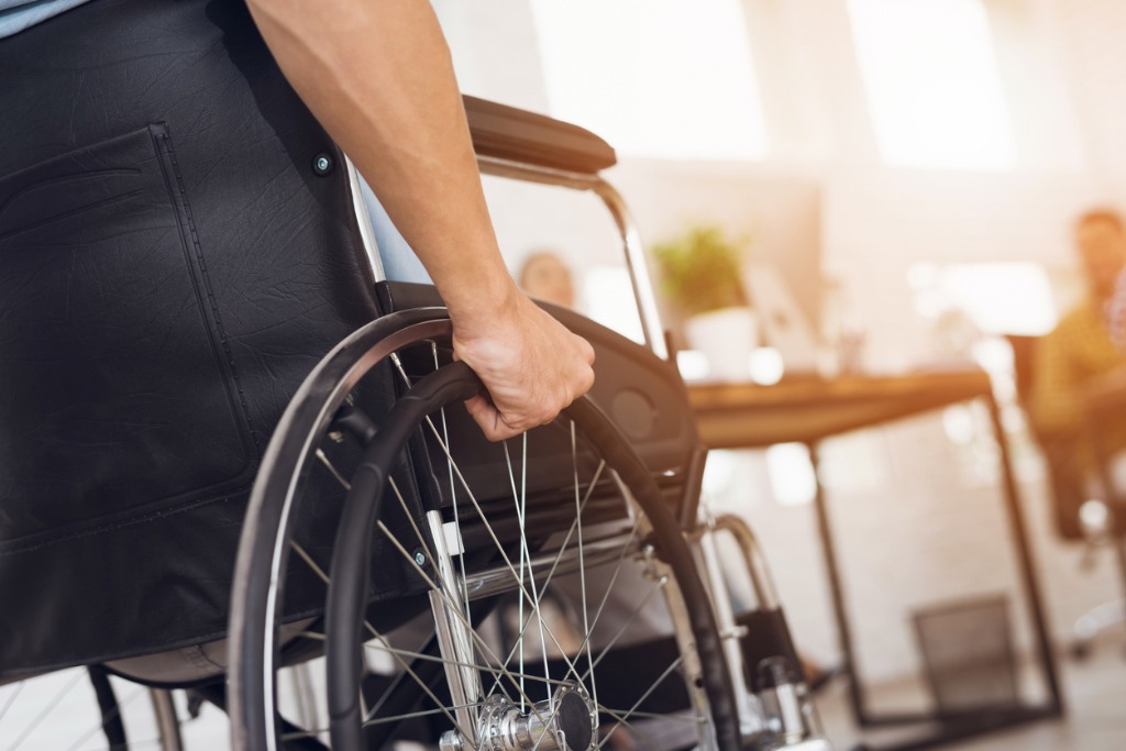 Un hombre que sufrió una lesión en una silla de ruedas 