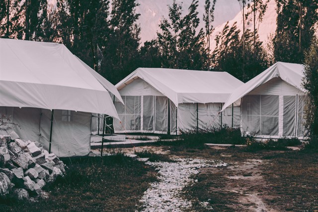 איך לבחור אוהל לקירוי מפני אירועים בגשם
