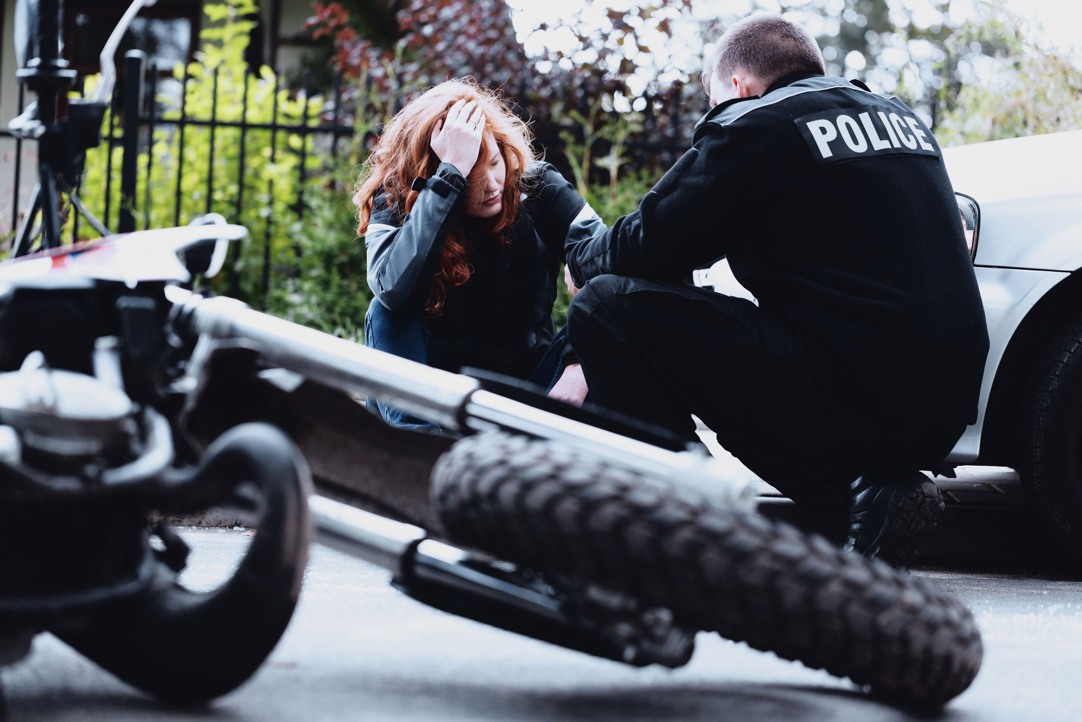 Una mujer en el piso después de sufrir un accidente de moto