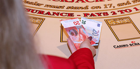 Croupier legt duale Währung auf den Tisch