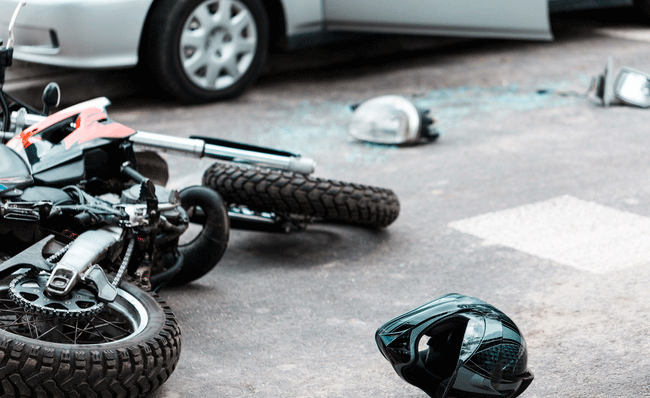 Una moto en el suelo después de un accidente contra un auto