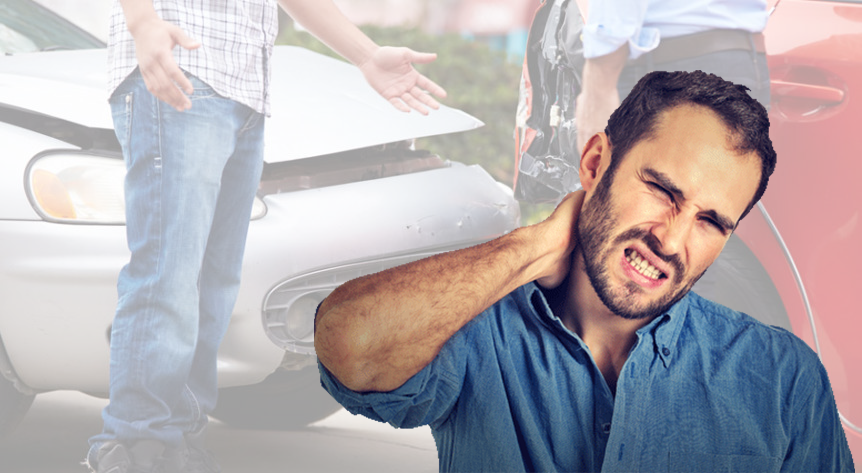 Un hombre mostrando molestias por una lesión de cuello después de un accidente de auto