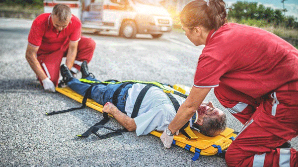Un hombre con lesiones después de un accidente de auto es transladado al hospital por los servicios de emergencia