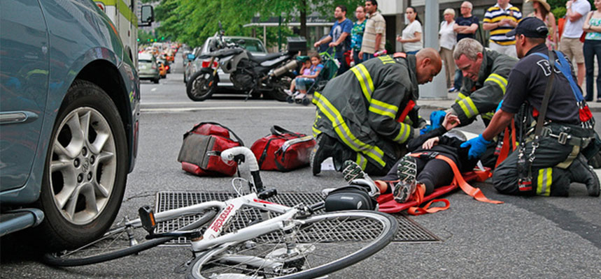 Los servicios de emergencias atendiendo a una chica lesionada en un accidente de bicicleta