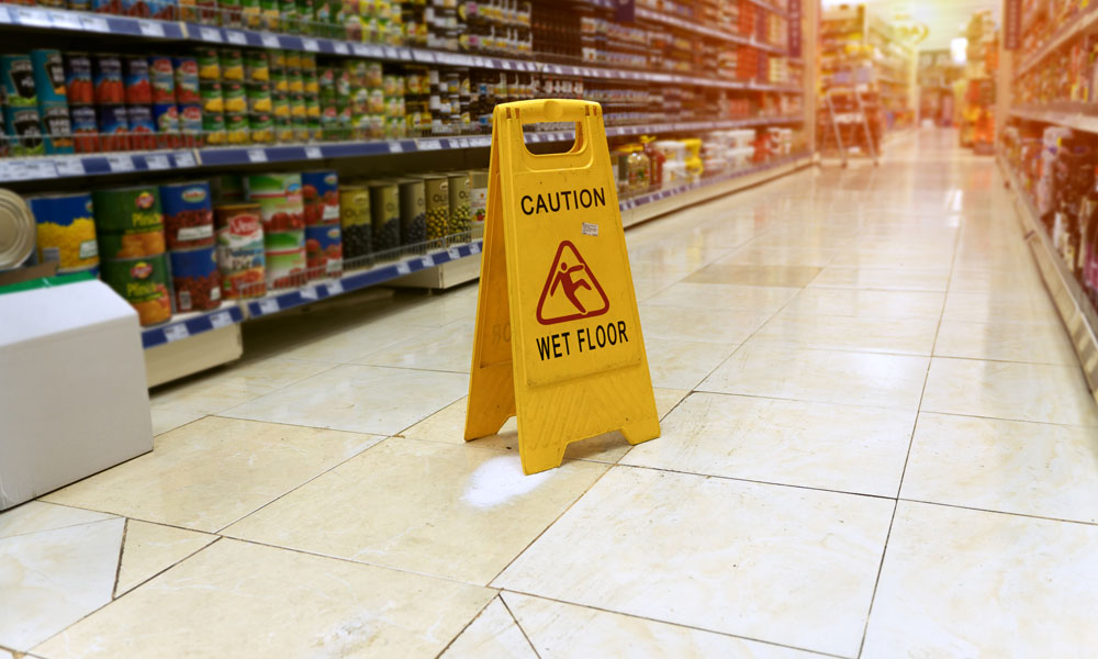 Una señal de precaución por suelo mojado en un supermercado