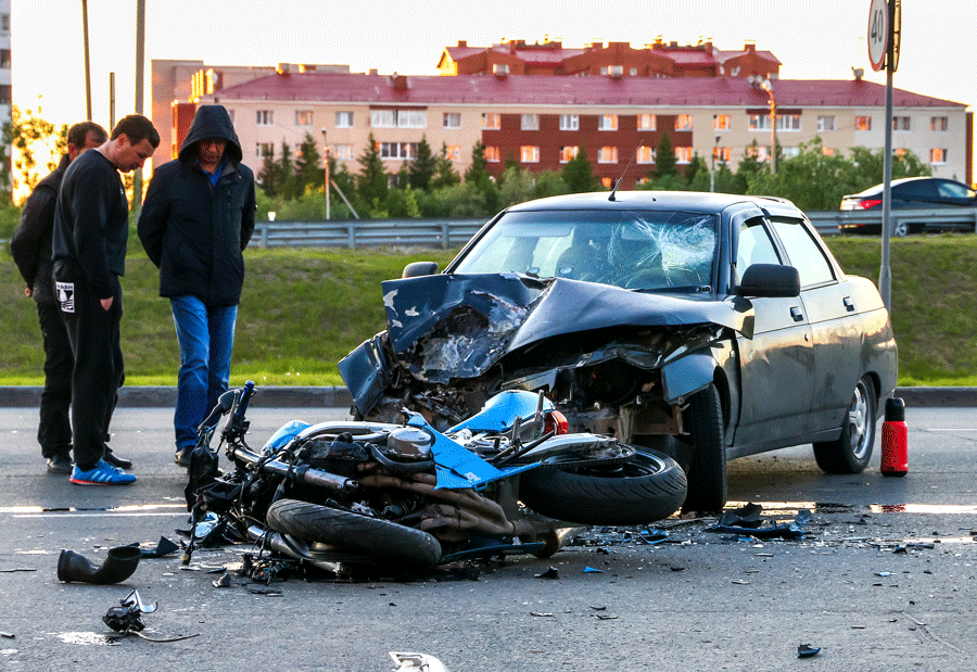 Un accidente entre un auto y una moto