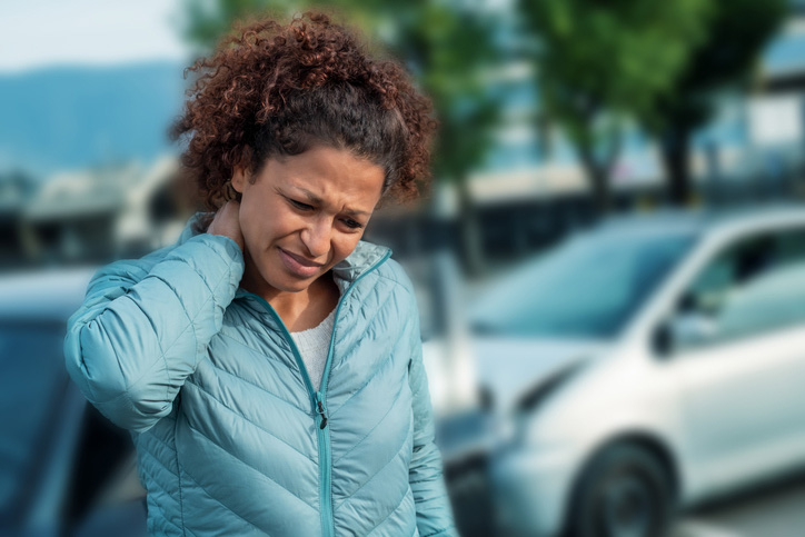 Una mujer sufre un latigazo cervical despues de un accidente de auto.