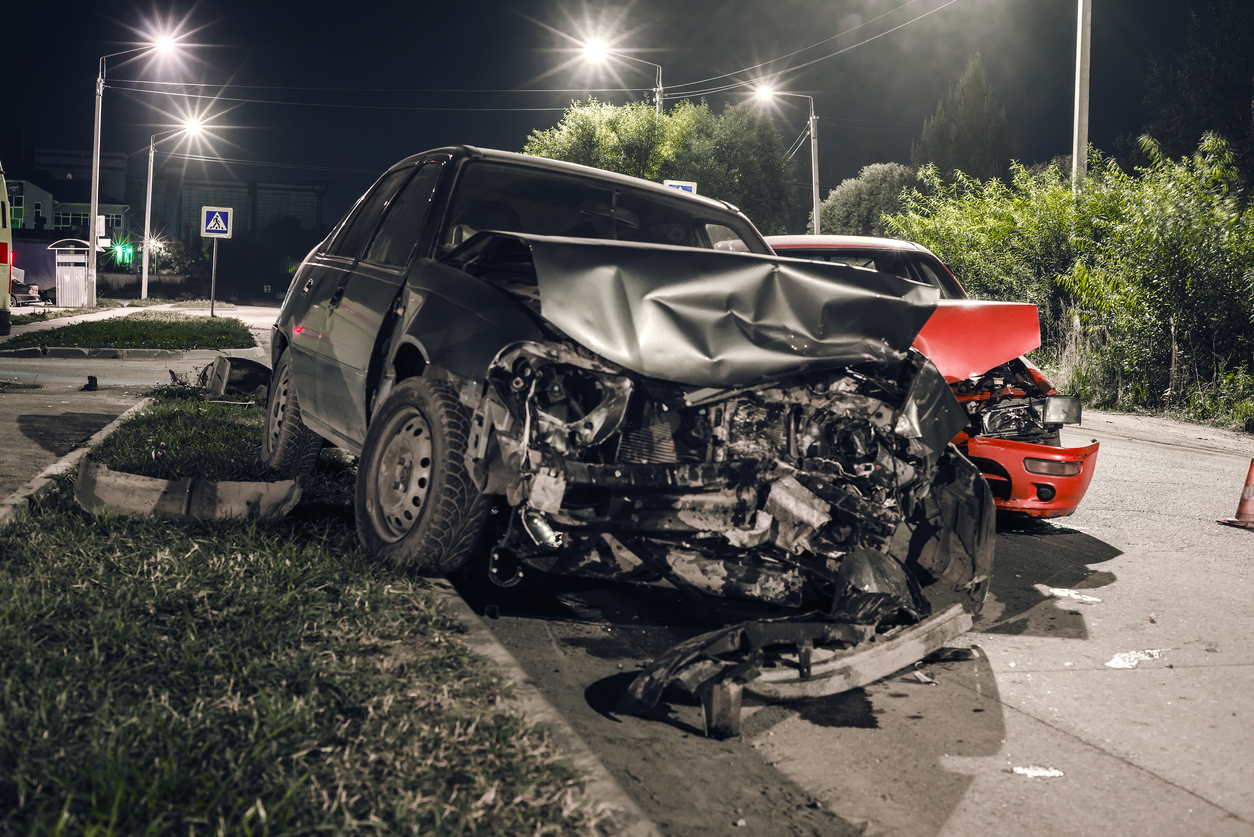 Dos autos chocados después de un accidente