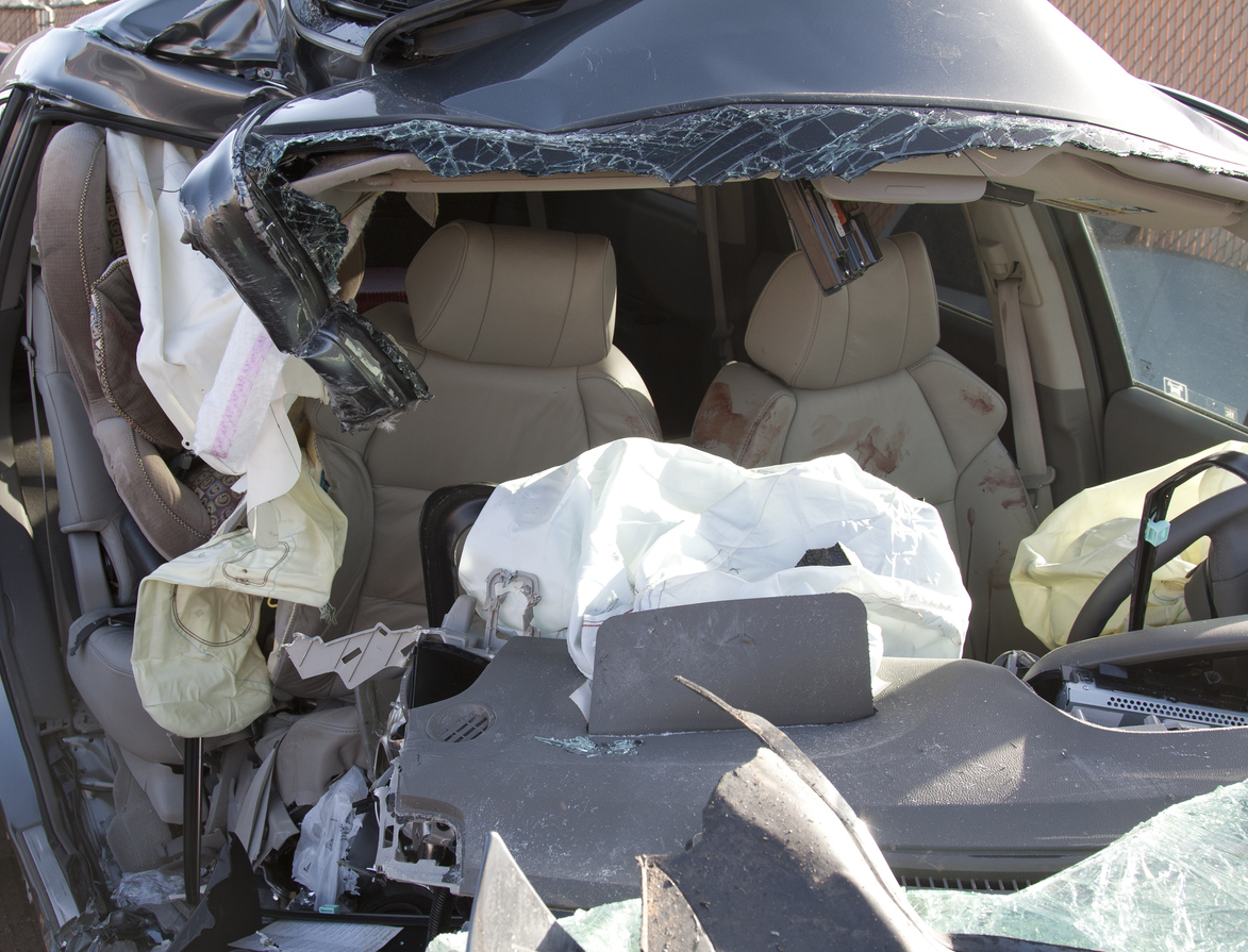 Un auto completamente destrozado después de un accidente