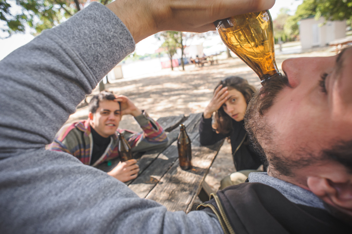 un grupo de personas bebiendo en público
