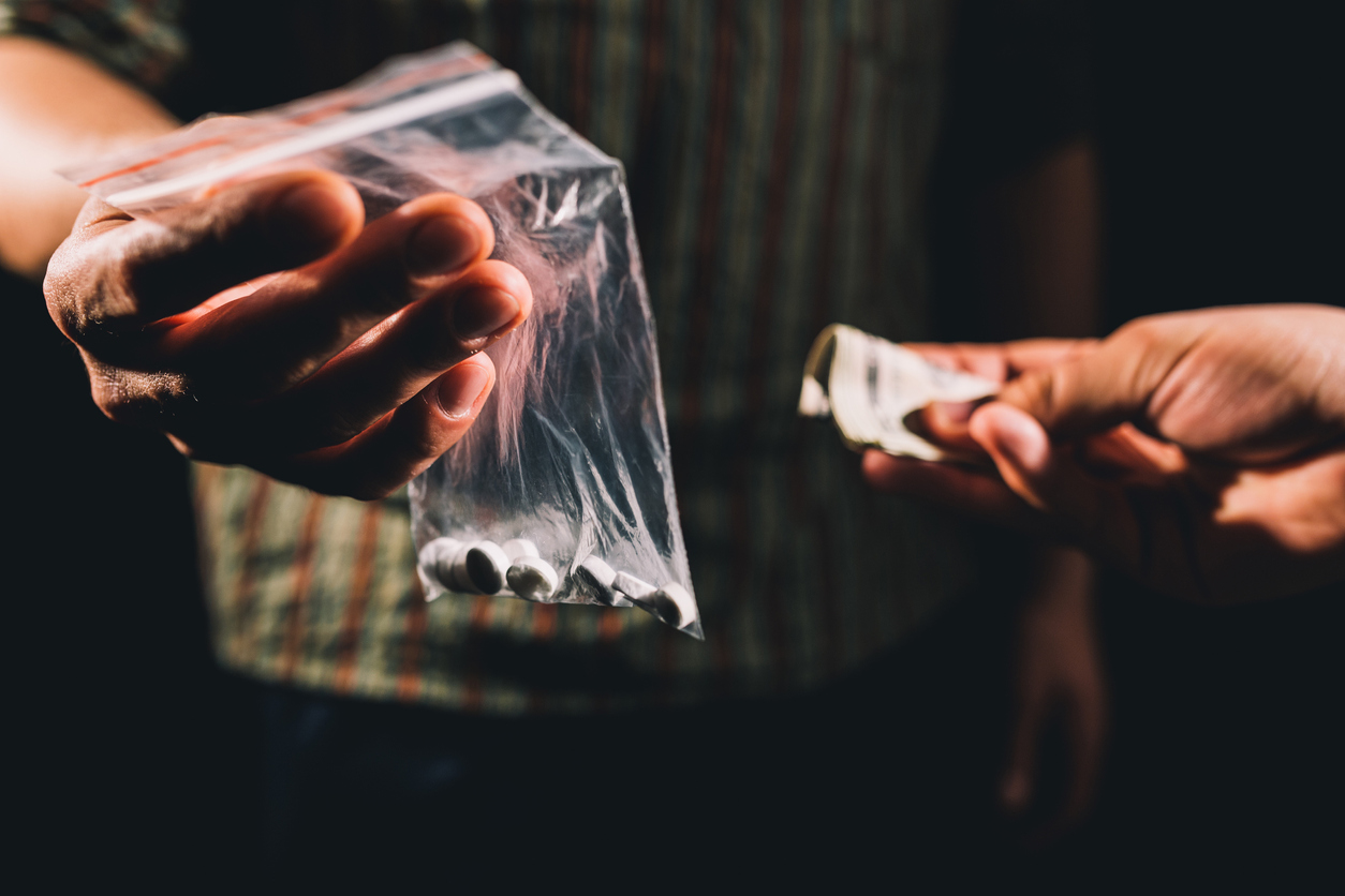 Una venta de drogas un intercambio de dinero por pastillas