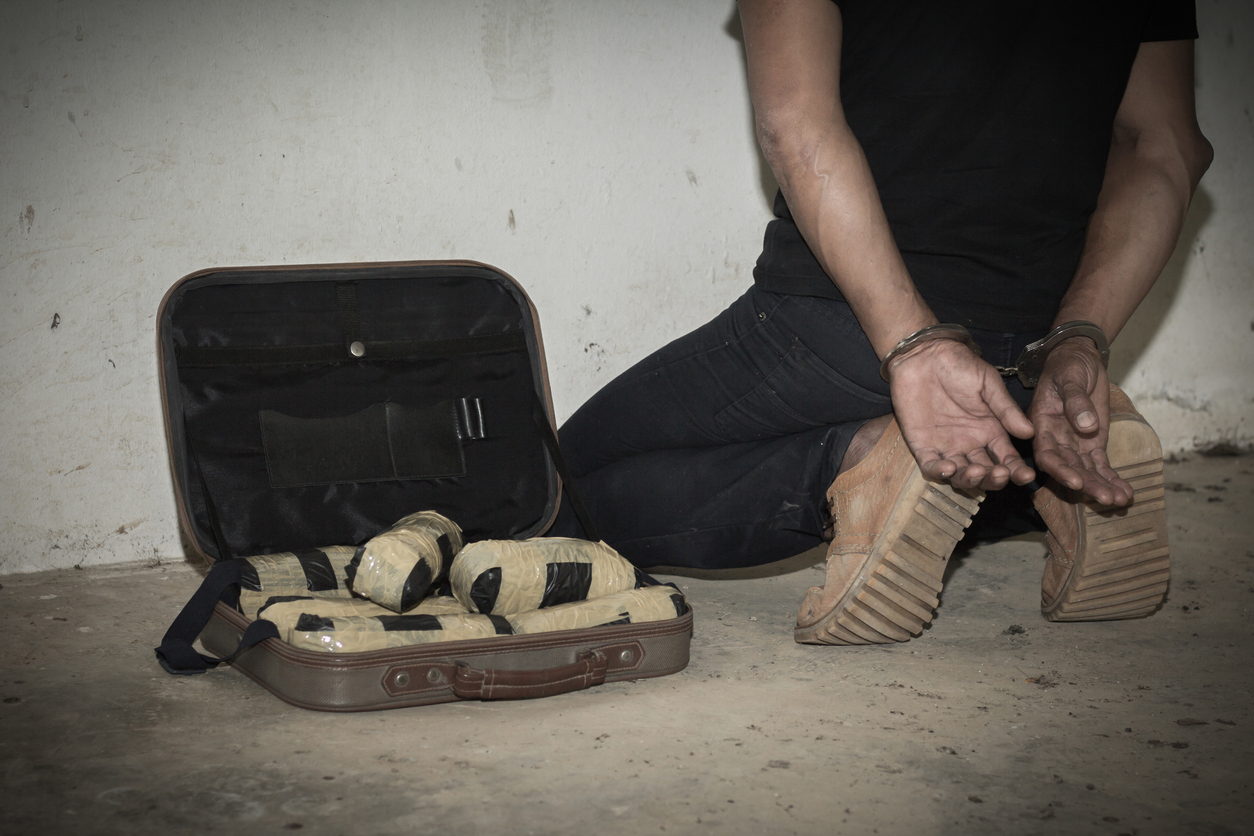Un hombre arrestado con un maletin lleno de drogas
