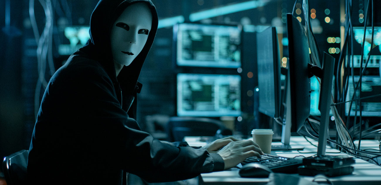 Un hacker robando información por internet